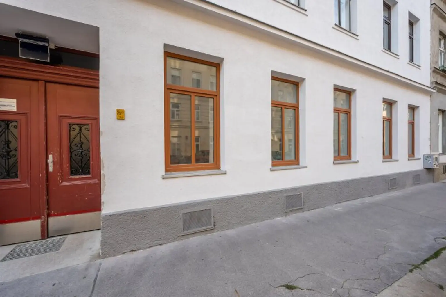 ++NEU++ Renovierungsbedürftige 4-Zimmer Altbauwohnung im Erdgeschoss!