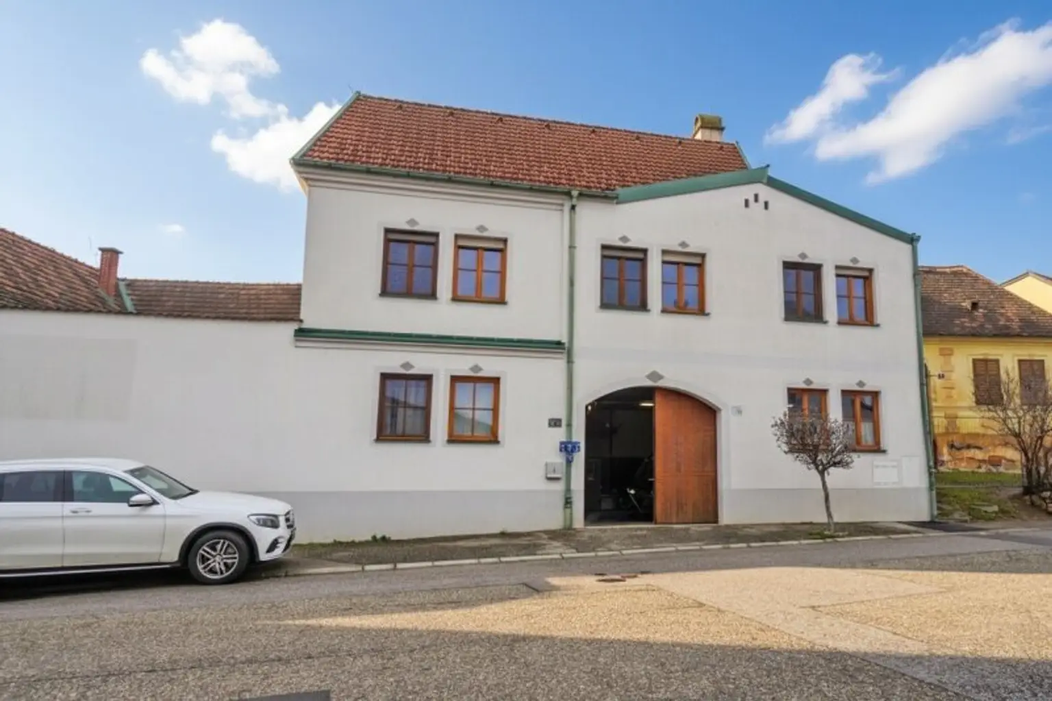 Hausansicht mit Eingangstor