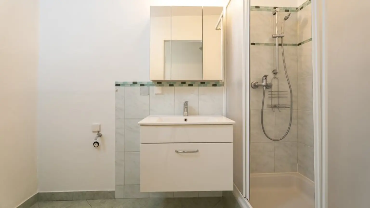 Sanierungsbedürftiges Ein / Zweifamilienhaus in Kerngebiet von Gänserndorf