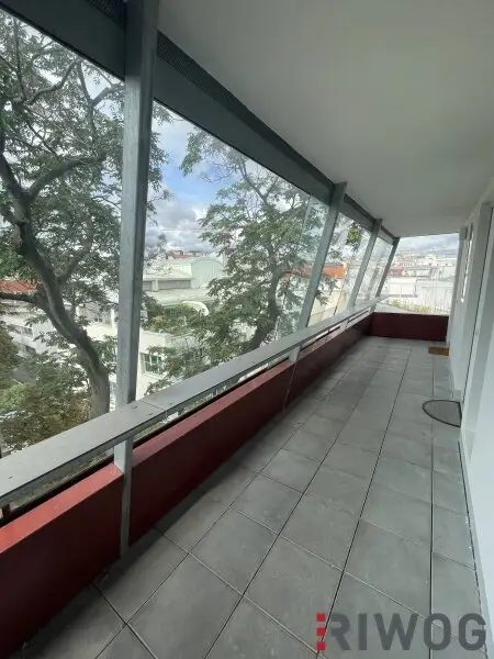 **ZENTRALE DACHGESCHOSSWOHNUNG INKL. TERRASSE**INNENHOFLAGE**2 ZIMMER**EINBAUKÜCHE**ecke Naschmarkt