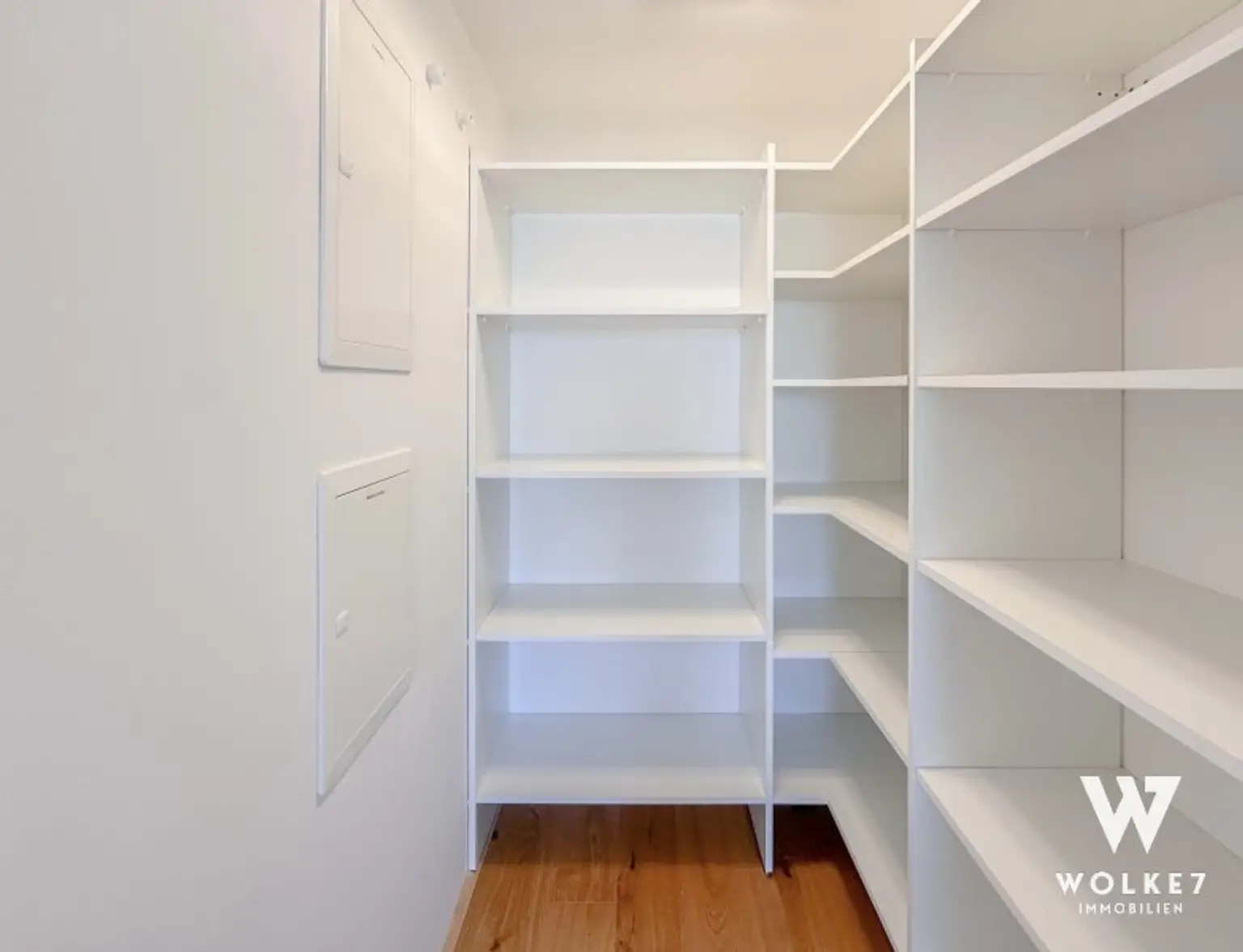 Exklusive 3-Zimmer-Dachgeschoss-Maisonette mit der Terrasse und Tiefgaragenplatz