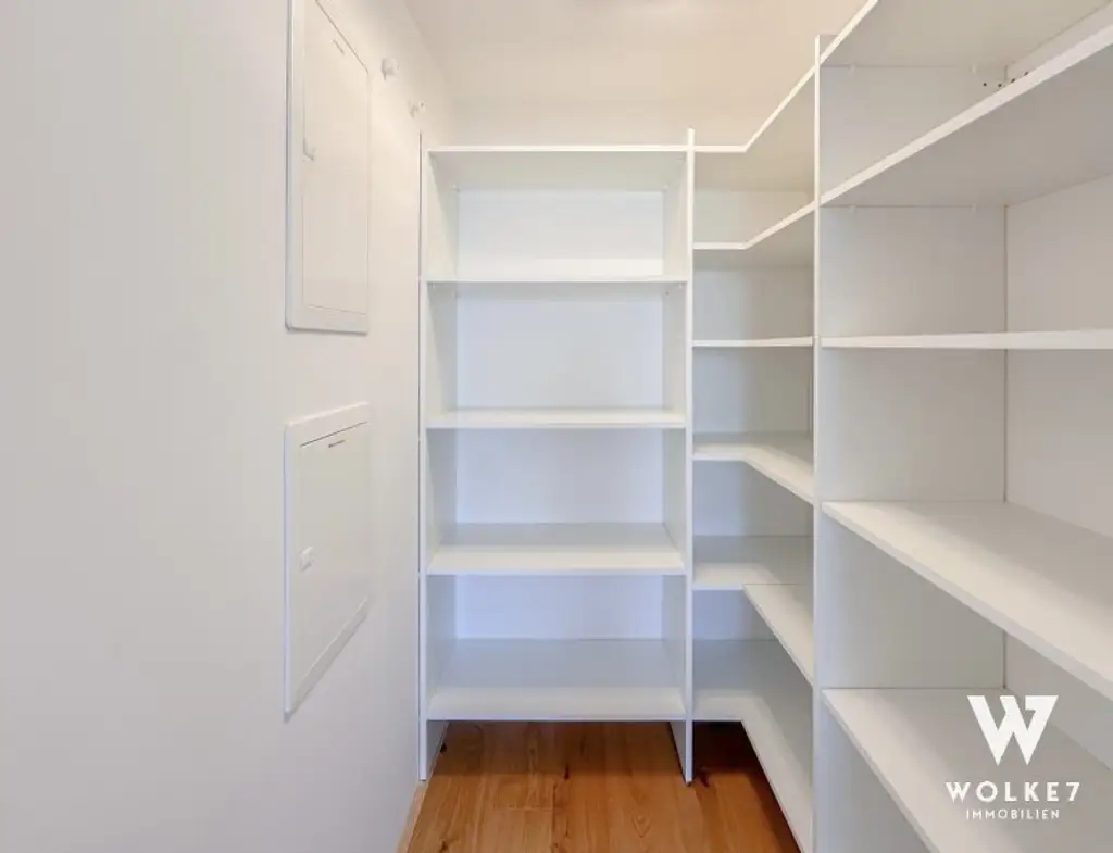 Exklusive 3-Zimmer-Dachgeschoss-Maisonette mit der Terrasse und Tiefgaragenplatz