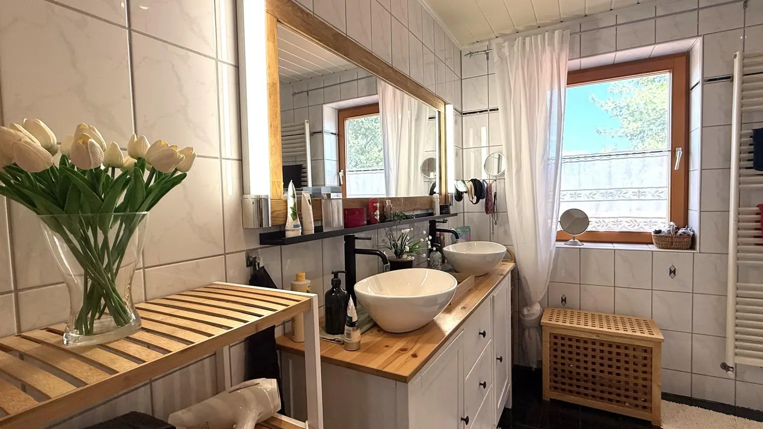 Badezimmer mit Dusche, WC und Eckbadewanne