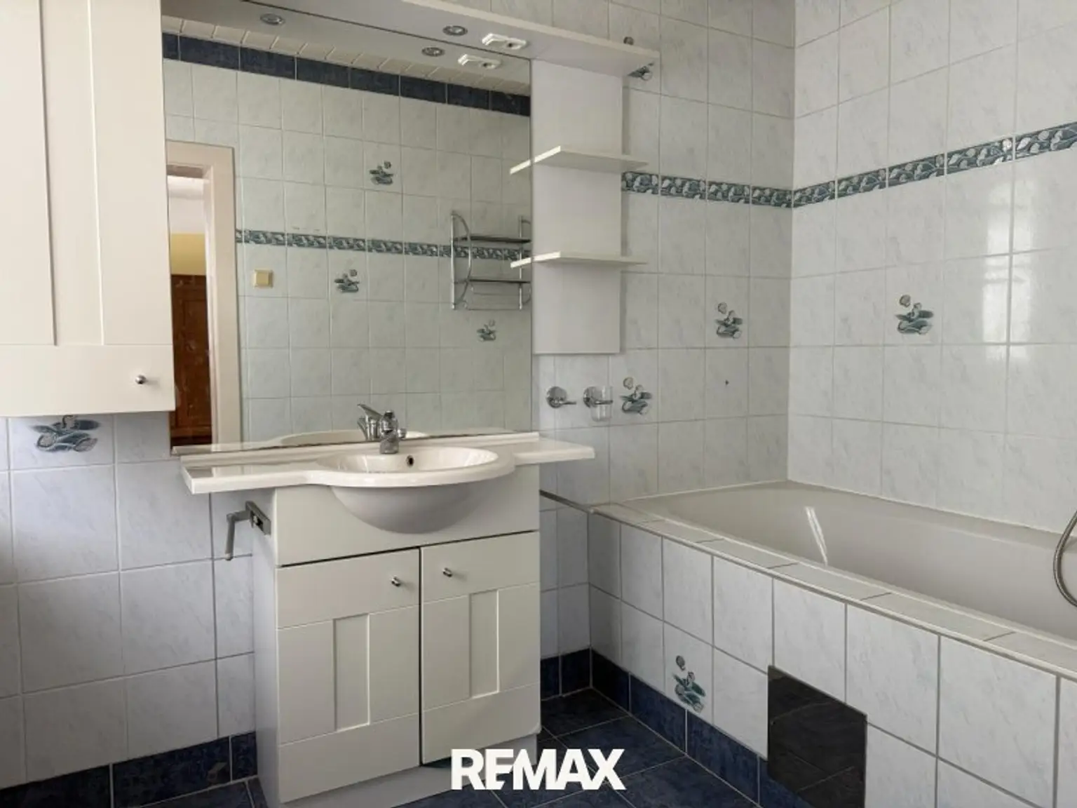 OG: Bad mit Wanne