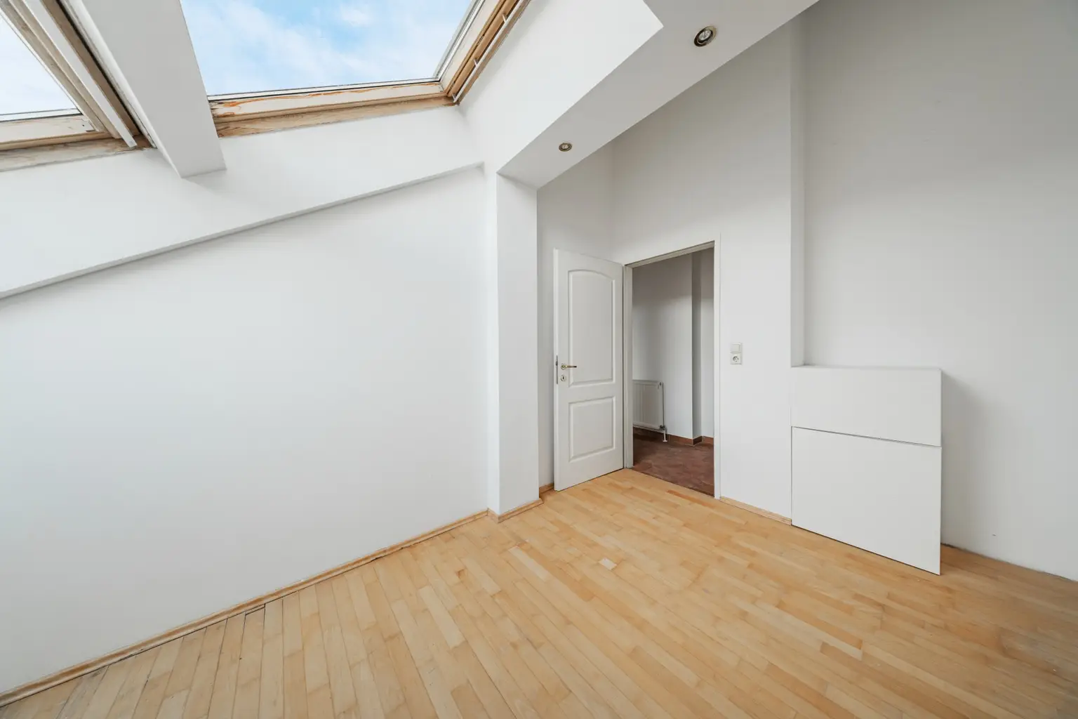 Sanierungsbedürftige 2,5-Zimmer-Dachgeschoßwohnung mit Potenzial!