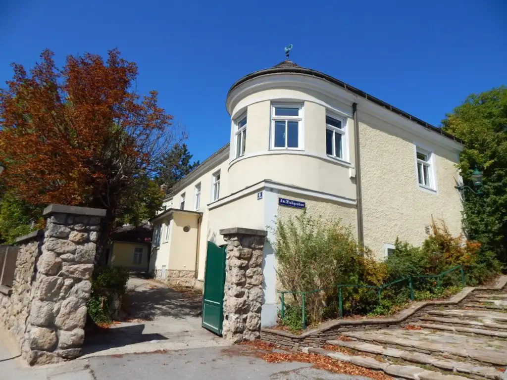 Historisches Gebäude mit großen Weinkeller mit Gewölbe im Zentrum von Perchtoldsdorf