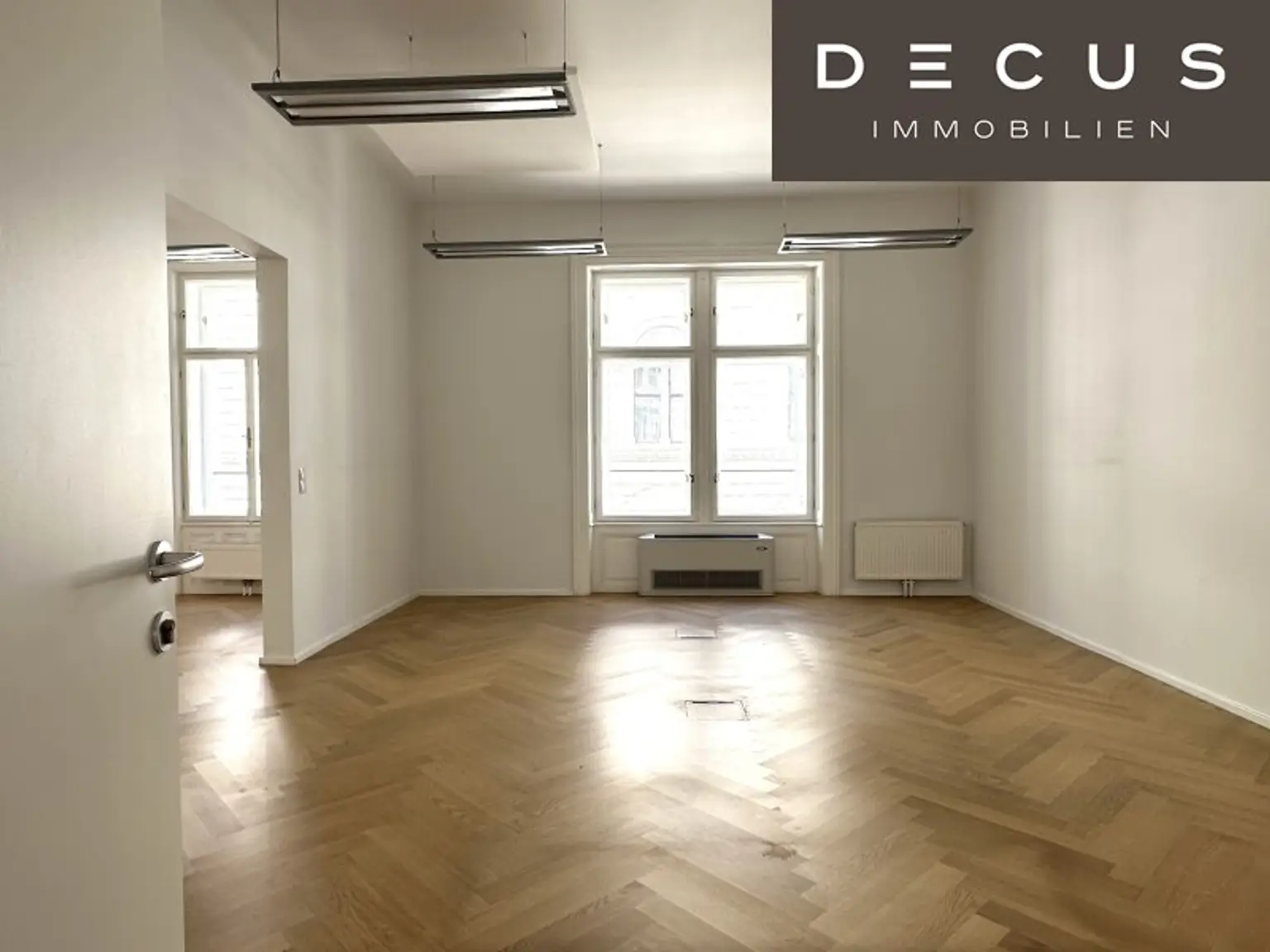 + + + REPRÄSENTATIVER ALTBAU + + + TOP CITY LAGE + + + 10 Räume + + +