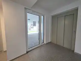 Eingangsbereich mit Aufzug