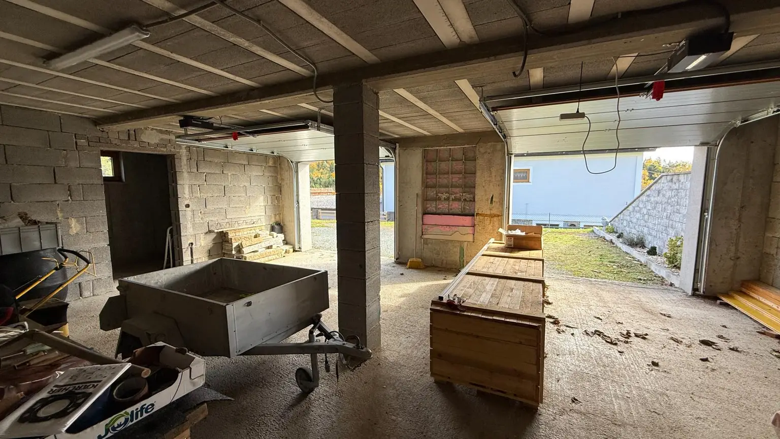 Bezugsfertiges Fertigteilhaus auf einem sonnigen Grundstück