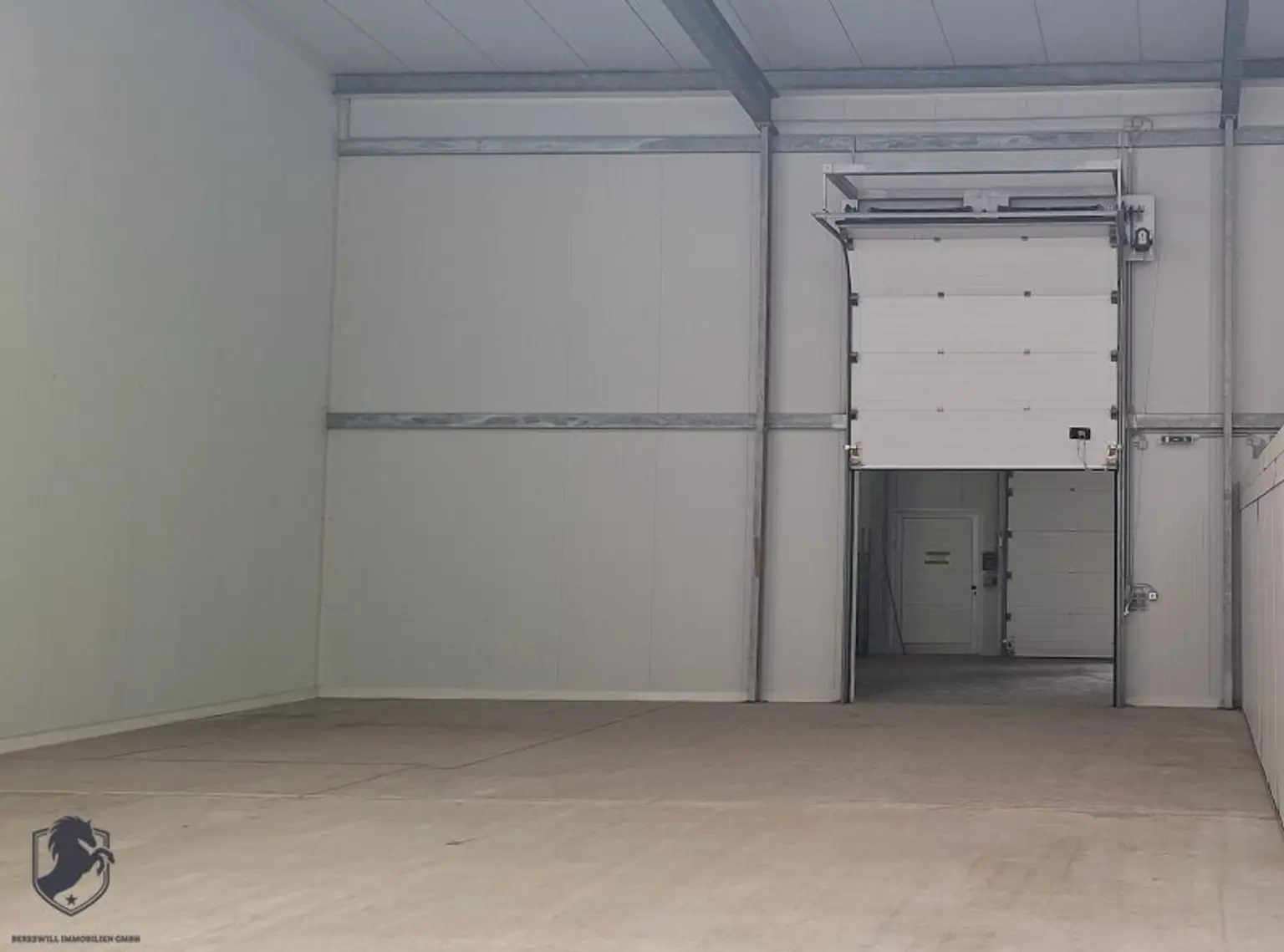 Lagerhalle mit 200 m² zu vermieten.