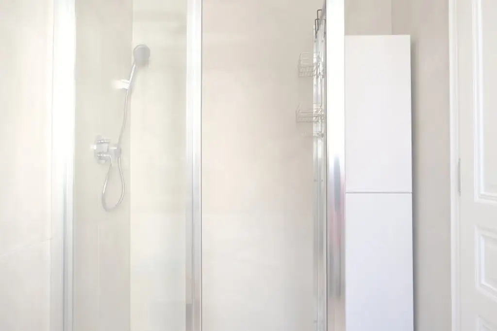 Wunderschöne und generalsanierte 2- Zimmer Altbauwohnung in Top Lage!!!