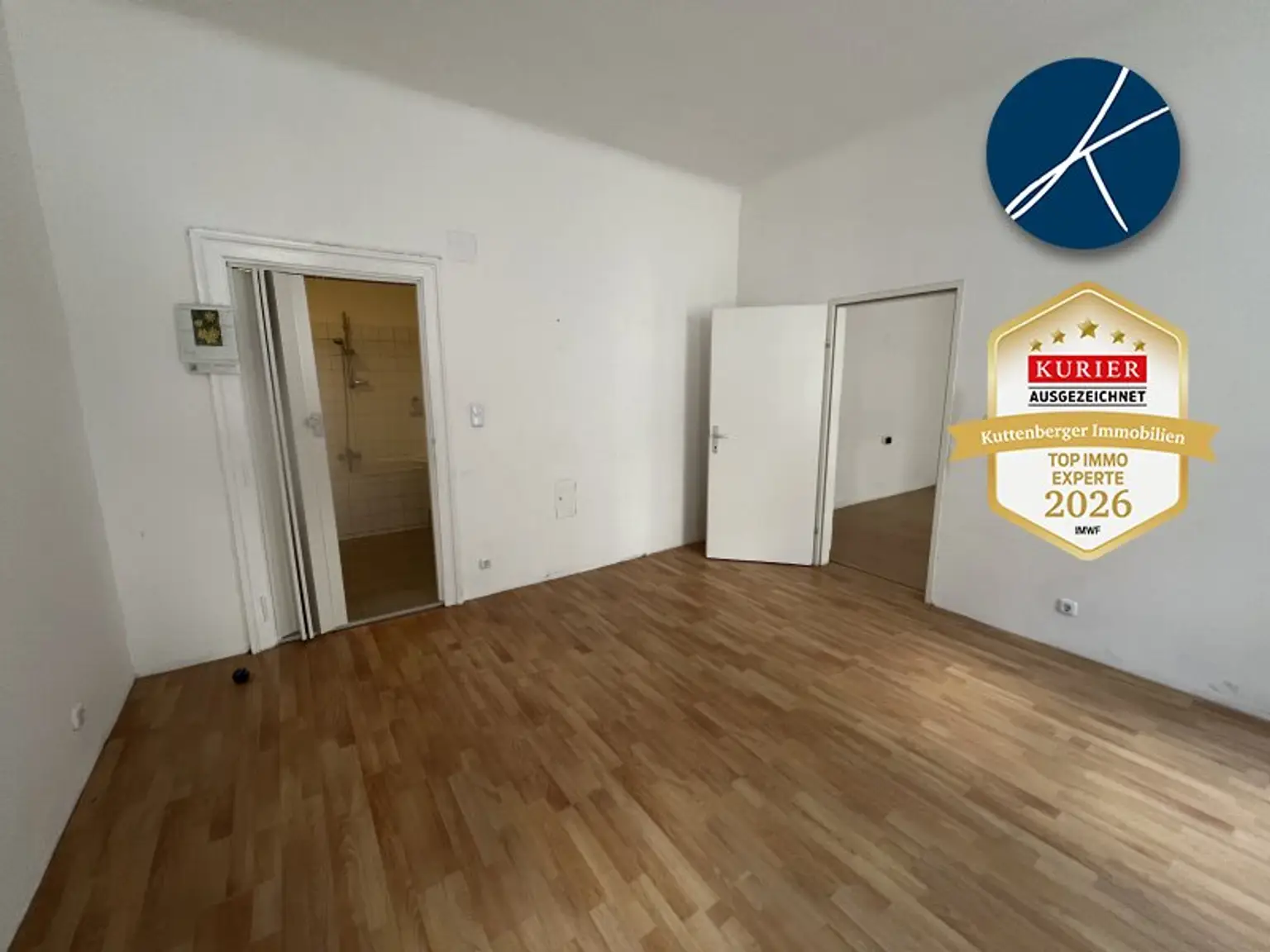 Zimmer mit Tür zum Bad