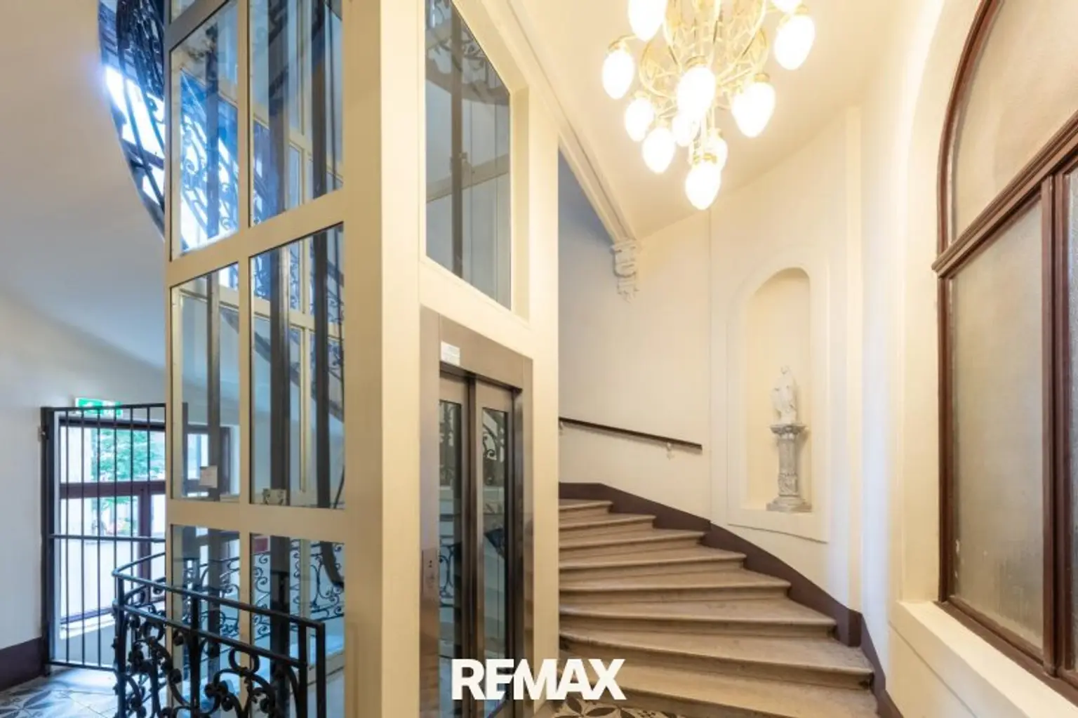 Treppenhaus mit Lift