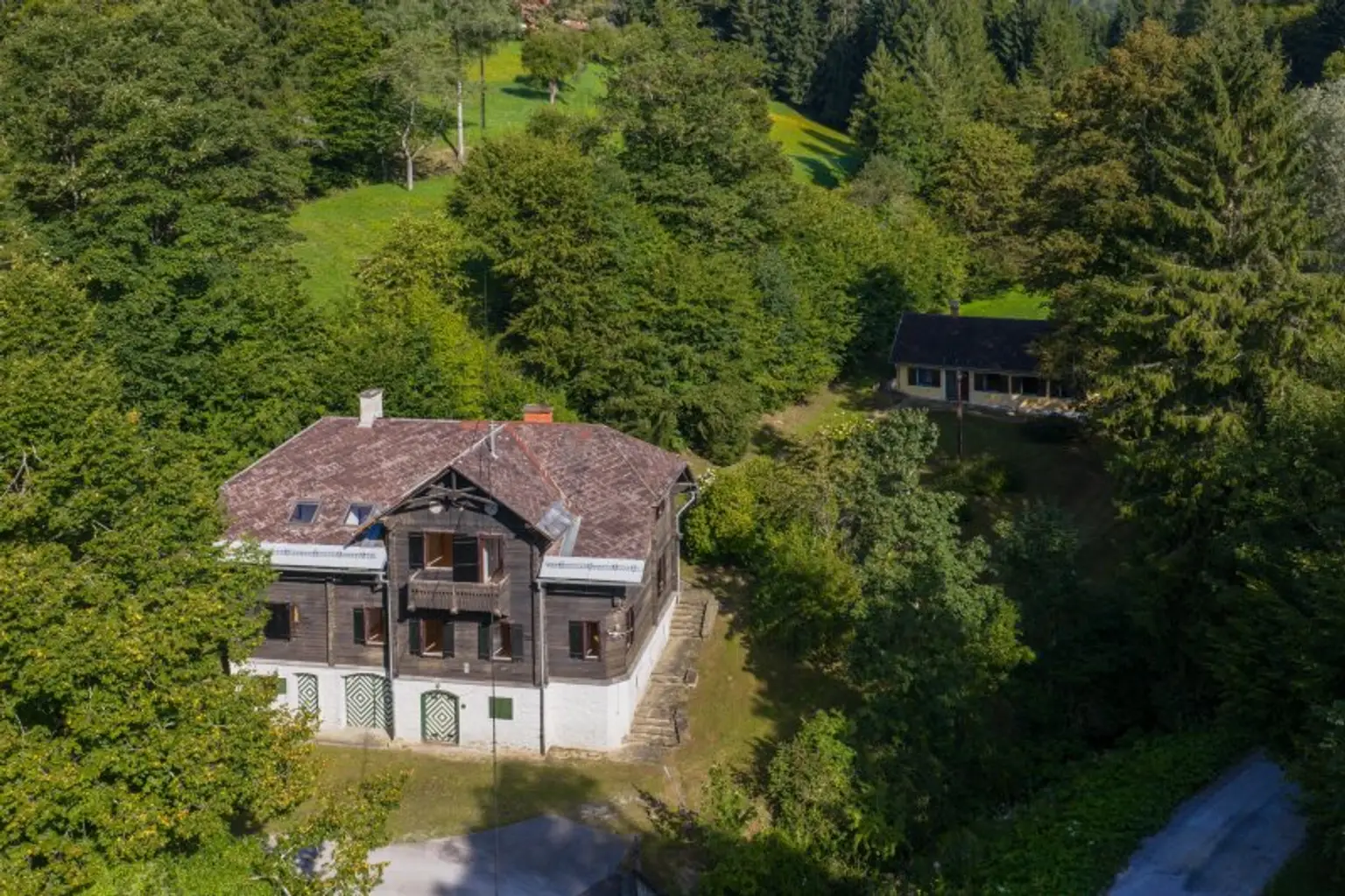 Ehemaliges Forsthaus mit Wirtschaftsgebäuden, allein und ruhig im Wald gelegen.