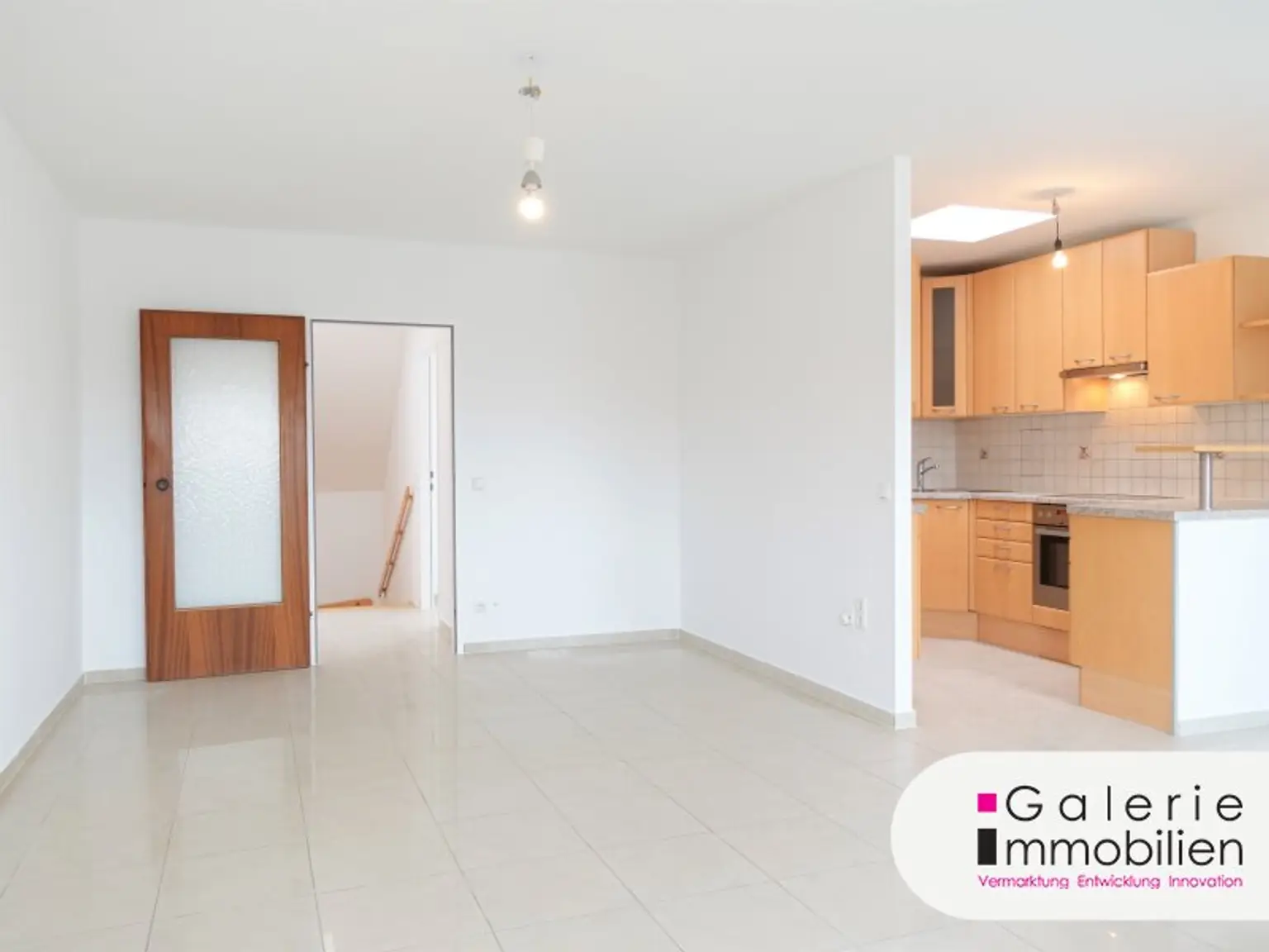 VIDEO: Sehr schöne 4-Zimmer-Maisonette, 3er-WG-geeignet, mit Fernblick und Garage!