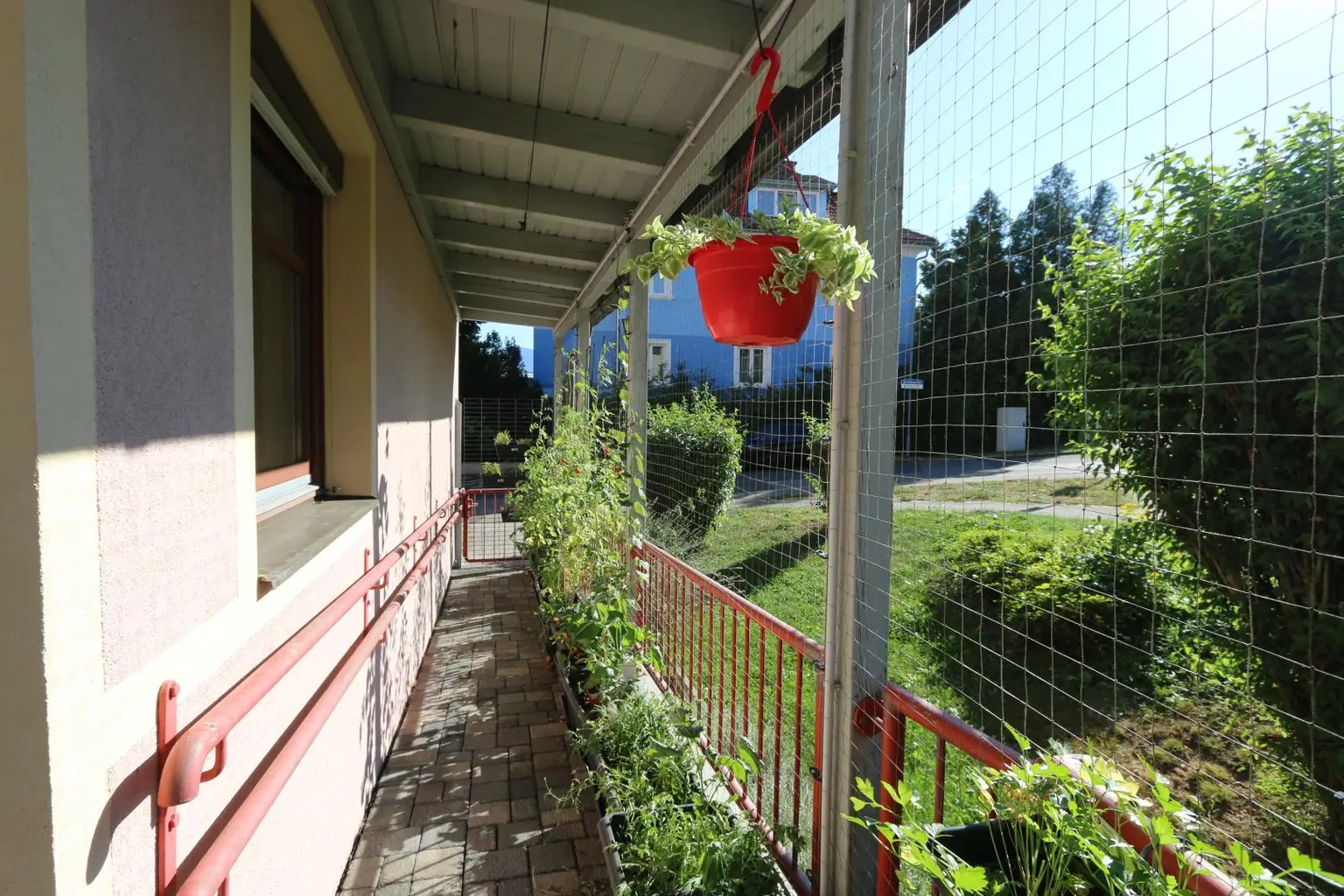überdachter, barierrefreier Zugang zur Wohnung