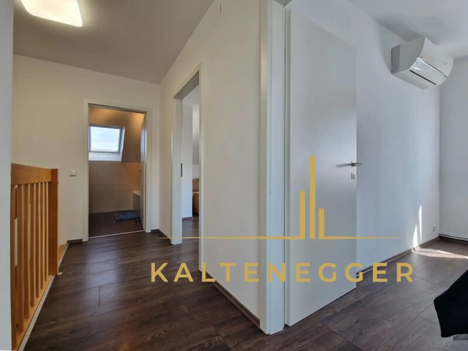 OG: Flur ca. 4,86 m² mit Zugang zum Bad/WC und allen 3 Zimmern