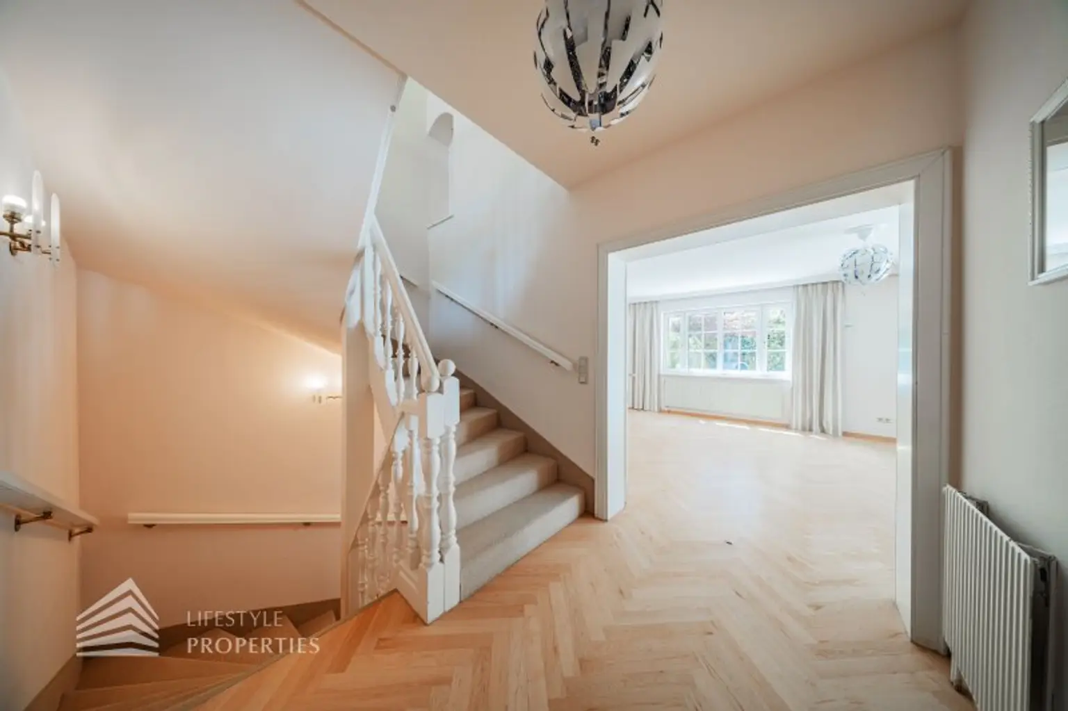 Beeindruckende Villa mit gepflegten Garten und Pool