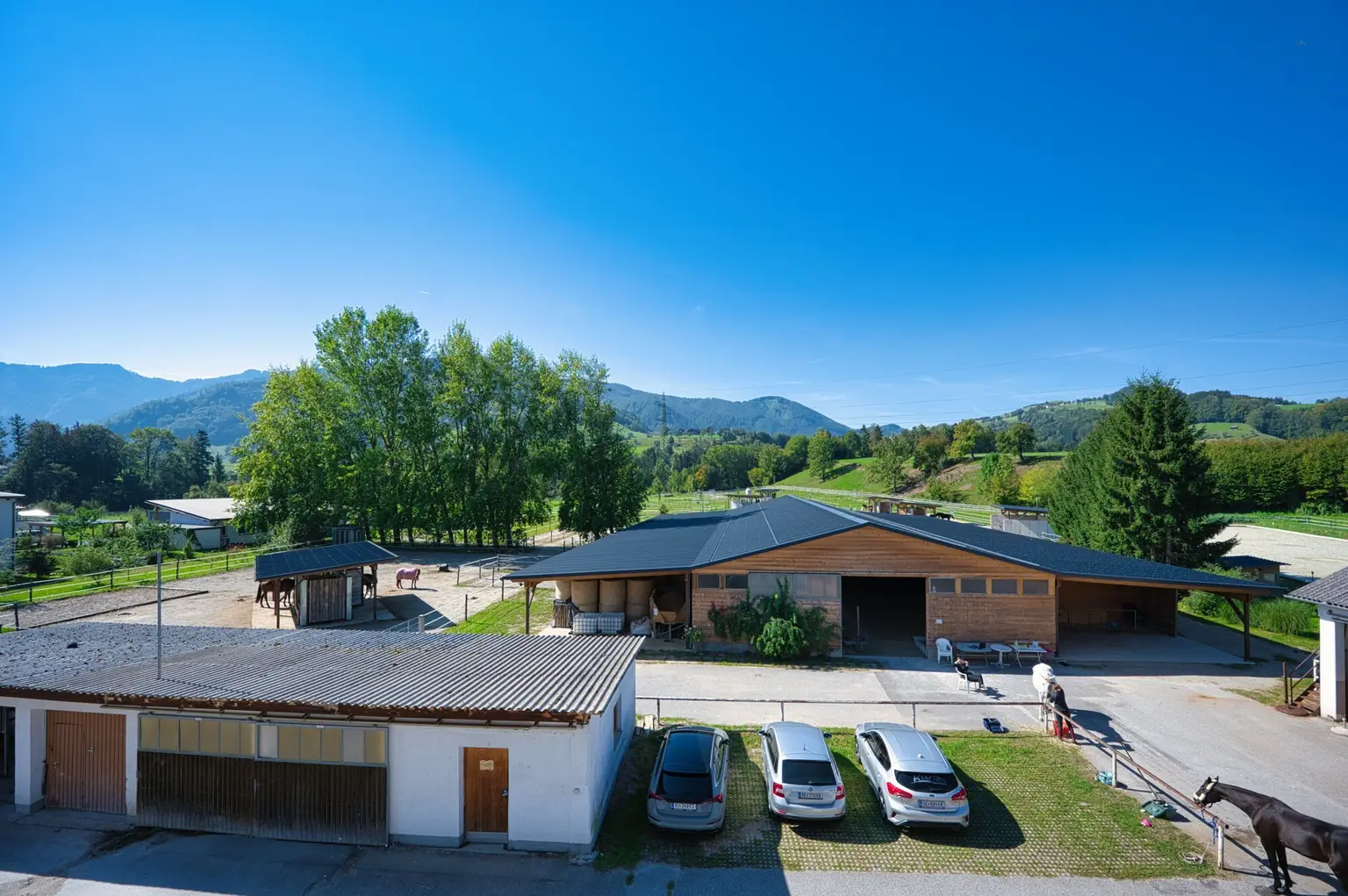 Reiterhof. Vierkanter. Wirtshaus. Zimmervermietung. Wohnungen. Natur.