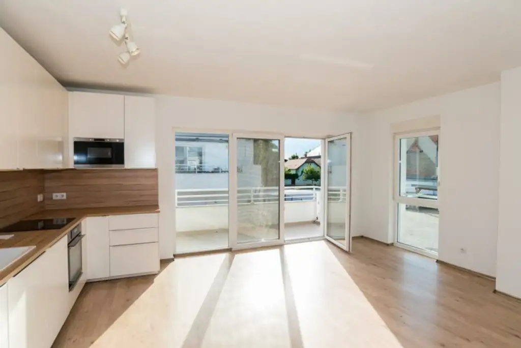 Schöne 3 Zimmerwohnung mit Balkon und 2 PKW Stellplätzen