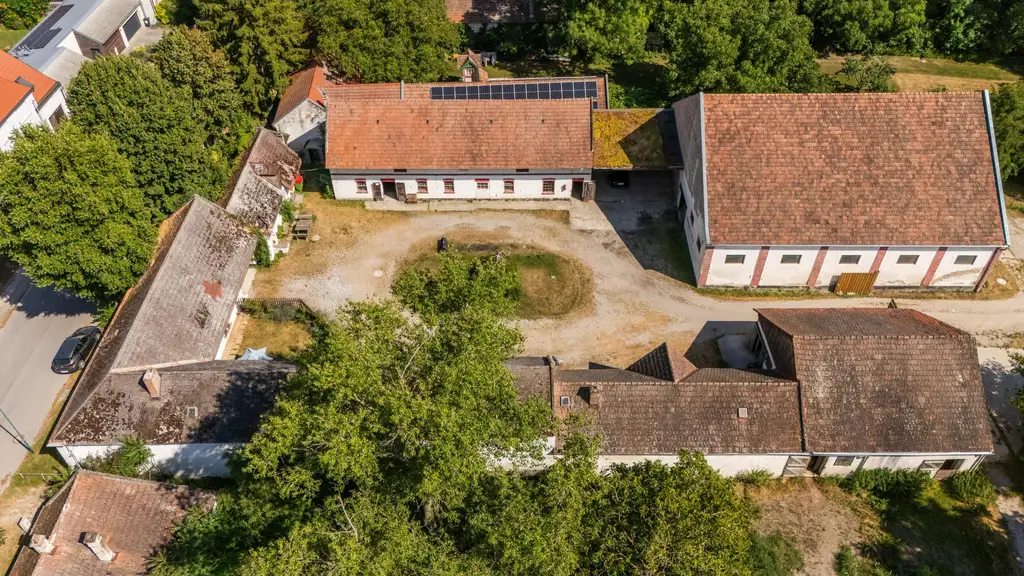"Großzügiges Grundstück mit Pferdehof und sanierungsbedürftigem Haus – nur Minuten von Wien entfernt"