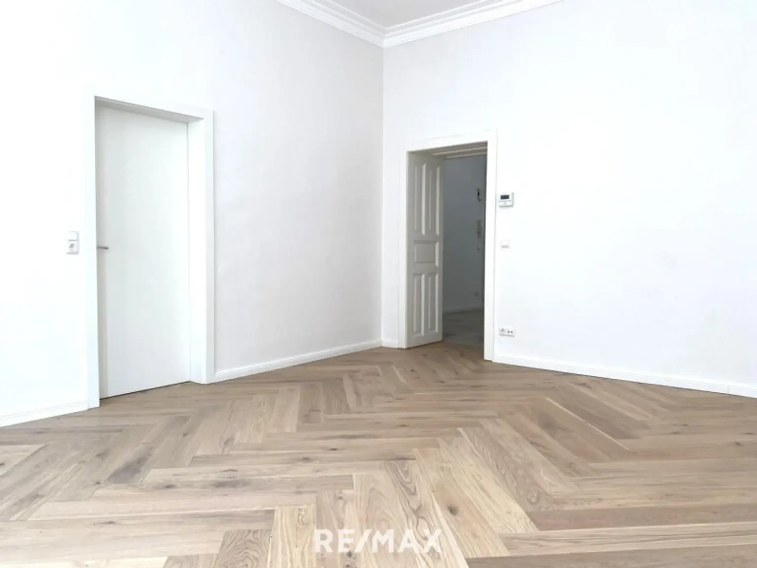 Erstbezug nach Sanierung - Altbau-Flair in AKH/U6-Nähe!