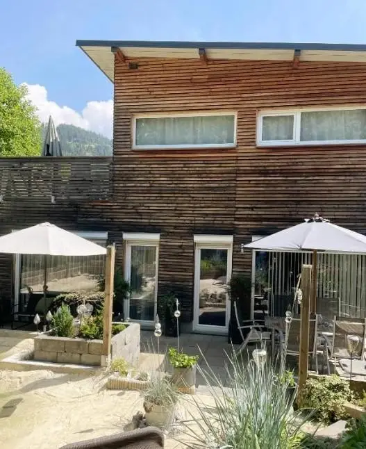 Neuwertiges wunderschönes Haus mit 3 Wohnungen