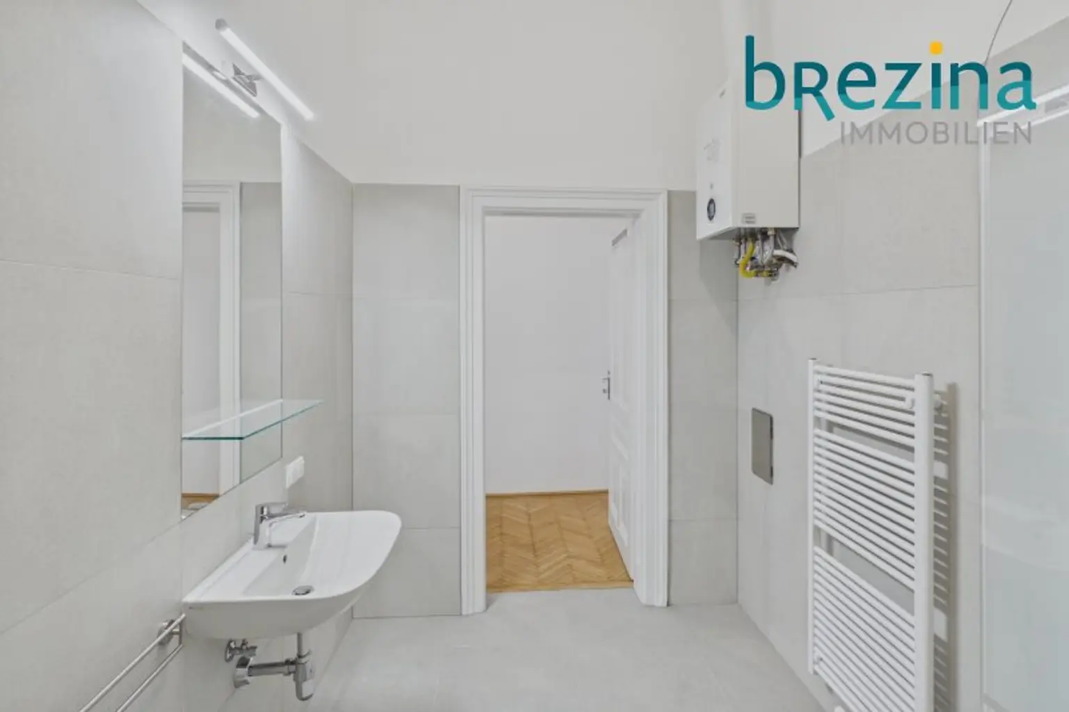 Badezimmer mit Therme und Handtuchheizkörper