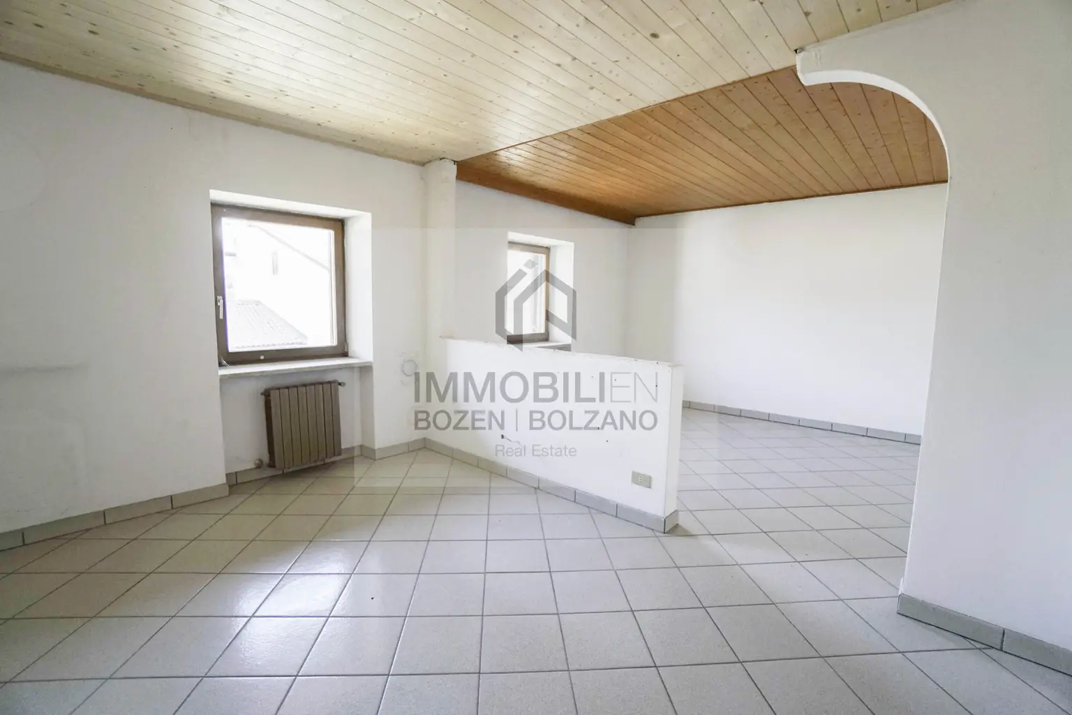 Wohnung mit Dachgeschoss in zentraler Lage in Branzoll zu verkaufen