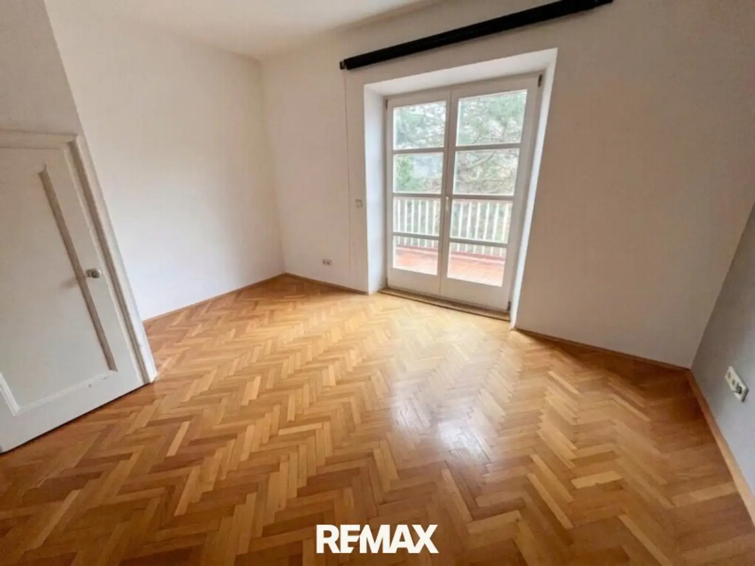 Zimmer im Obergeschoss mit Zugang zum Balkon