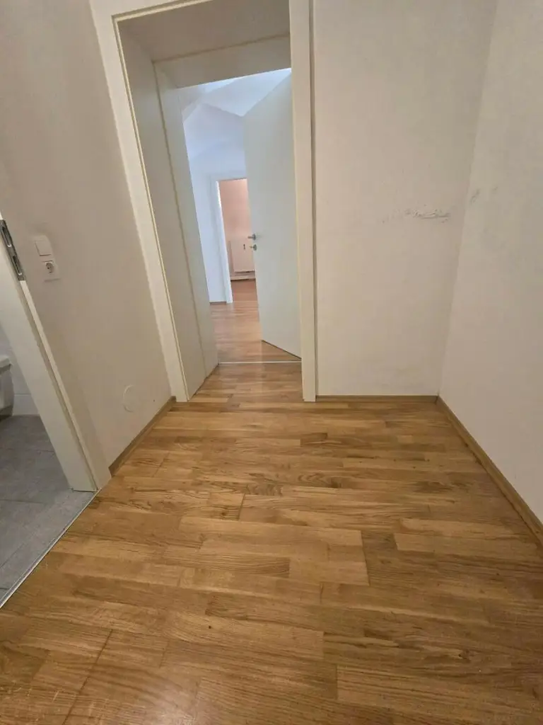 Nette Drei-Zimmer-Wohnung mit eigenem Gartenanteil - Nähe Kunsthaus - ab sofort!