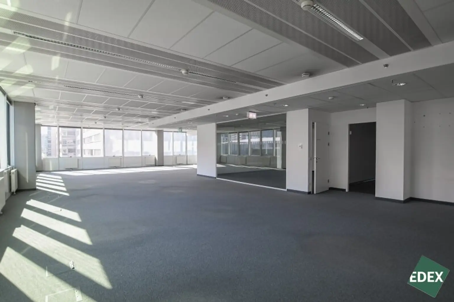 Modernes Büro mit Balkon im Saturn Tower