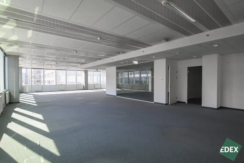 Modernes Büro mit Balkon im Saturn Tower