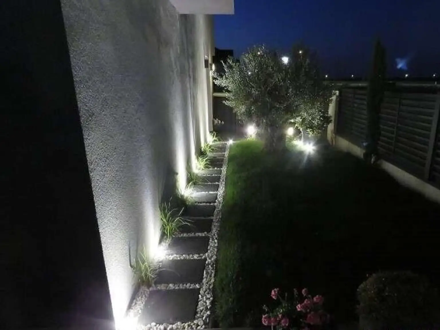 Traumhaft LUXURIÖS AUSGESSTATTETES SMART EFH in Leopoldsdorf: Wfl. 196m², 6 Zimmer, Balkon & Terrasse! + PHOTOVOLTAIK ANLAGE mit STROMSPEICHER + beheizter POOL  + GARAGE + GRILLPLATZ +