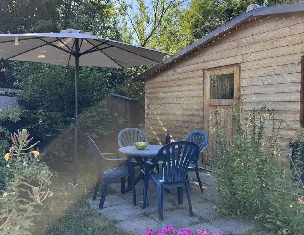 Winterfestes Tiny House mit großem Pool auf Pachtgrund in Hainfeld zu vergeben.