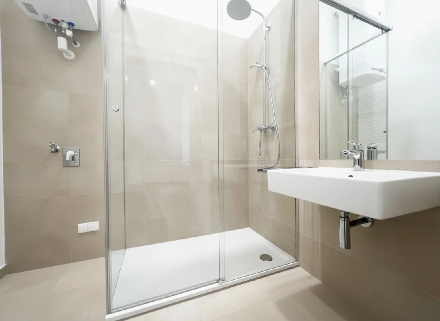UNBEFRISTET und ERSTBEZUG: Prachtvolle, ruhige und klimatisierte Altbauwohnung in fantastischer Lage / FIRST OCCUPANCY: Quiet, air-conditioned flat in a historic building in a fantastic location