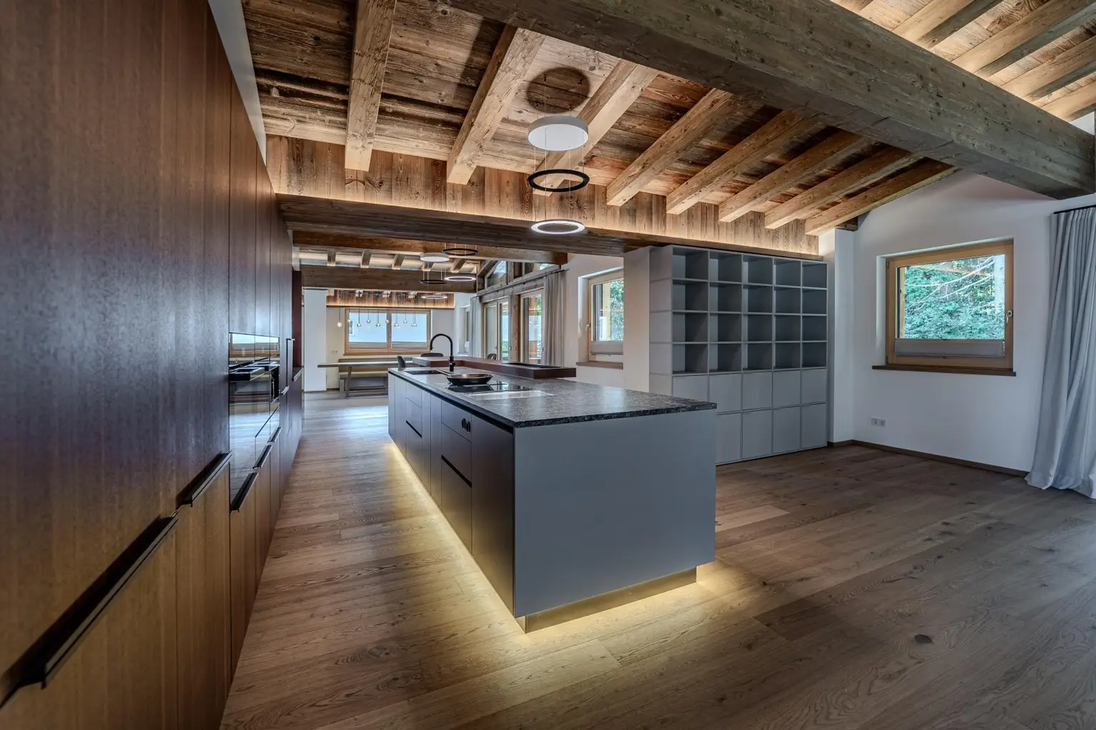 Exklusives Doppelhaus mit Gewerbefläche und Outdoor-Pool in sehr ruhiger Lage