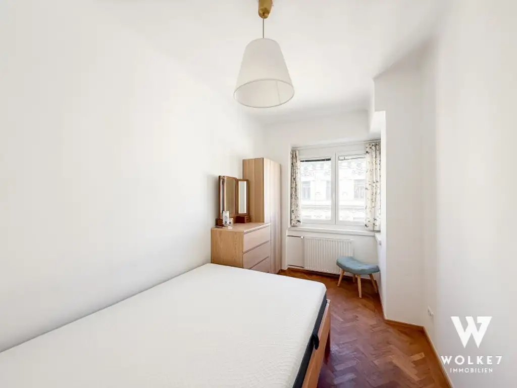 Sonnige, generalsanierte Altbau-Eigentumswohnung mit Lift im 7. Bezirk