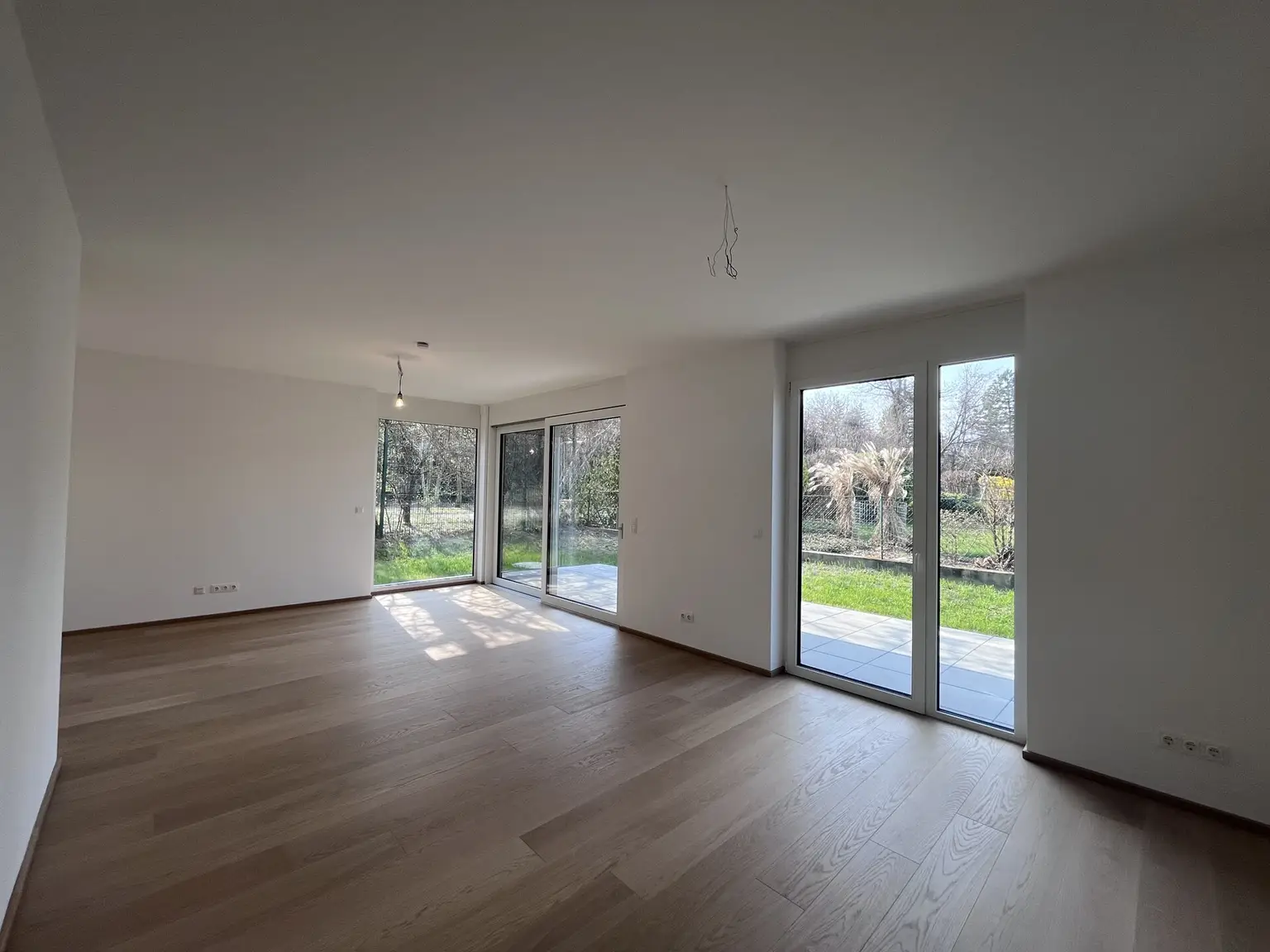 Erstbezug !!! Traumhafte Doppelhaushälfte -  mit 5 Zimmern, Garten, Wohnkeller und Stellplätzen!