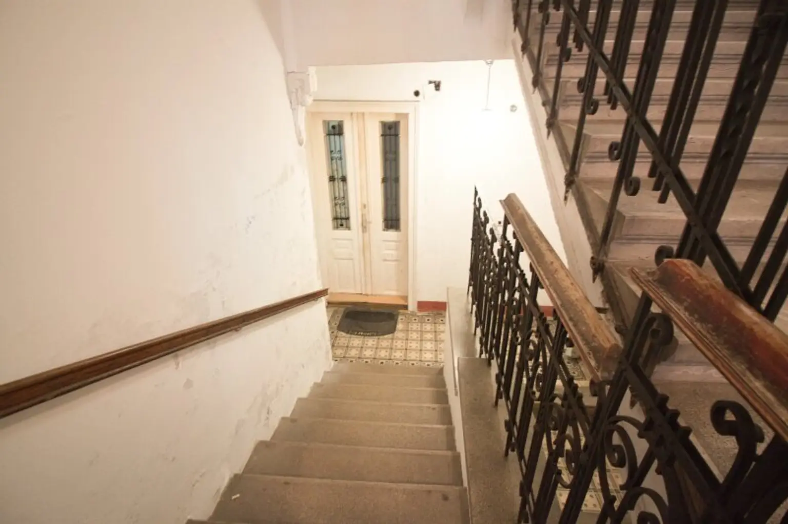 Sanierungsbedürftig | 2 Zimmer Altbau-Wohnung | ruhige Innenhoflage | zentral begehbar