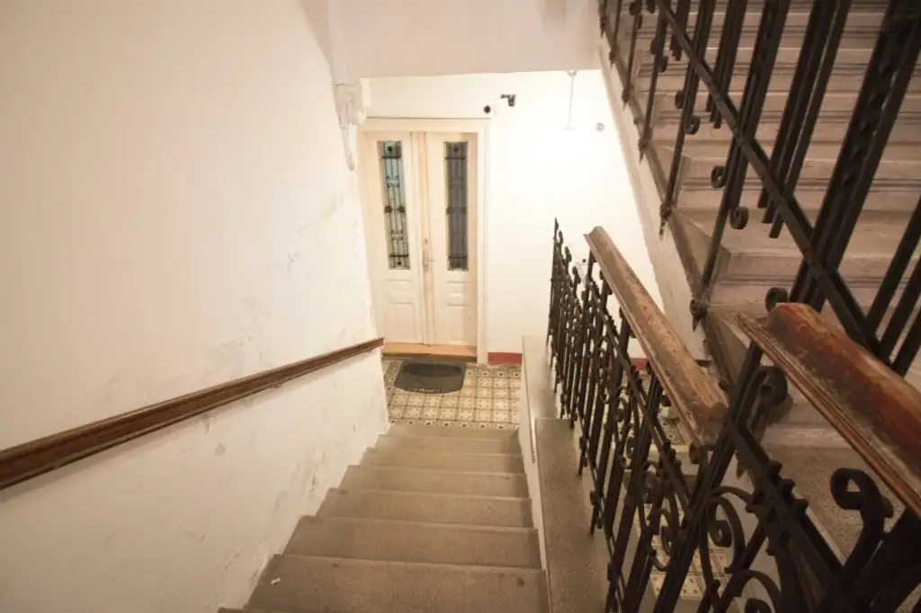 Sanierungsbedürftig | 2 Zimmer Altbau-Wohnung | ruhige Innenhoflage | zentral begehbar