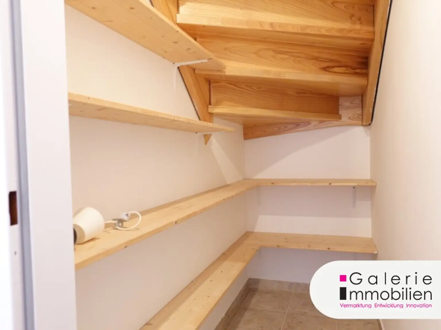VIDEO: Sehr schöne 4-Zimmer-Maisonette, 3er-WG-geeignet, mit Fernblick und Garage!