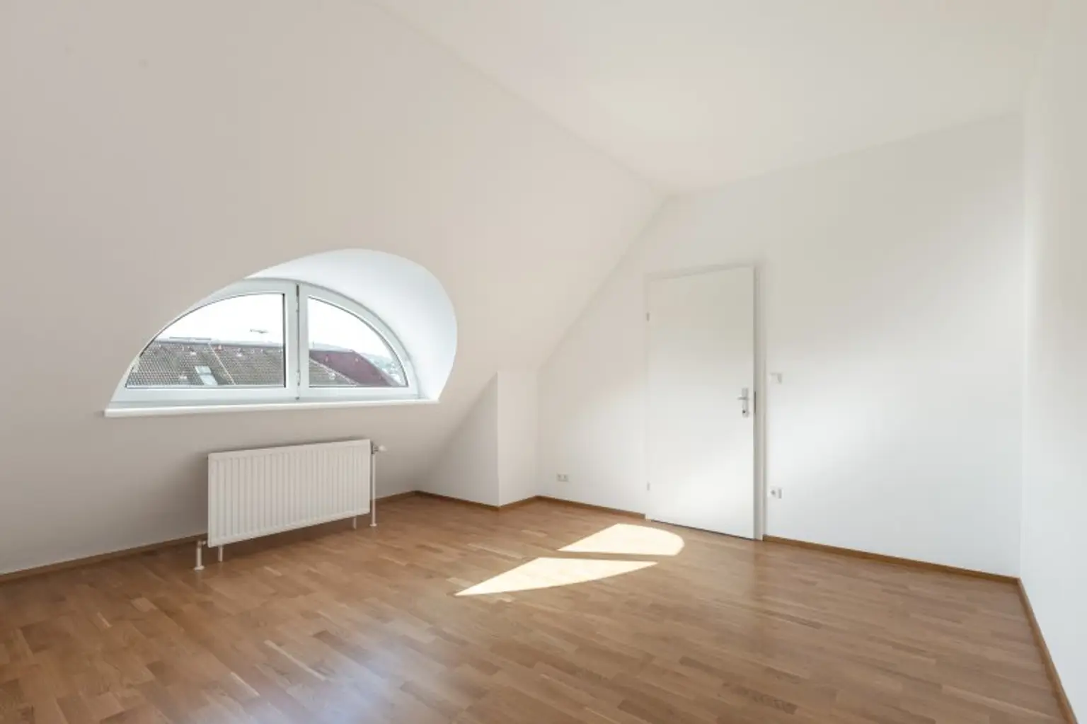 TOP ANGEBOT! Helle 4-Zi.-DG-Wohnung im 16. Bezirk! inkl. 2 Stellplätzen!
