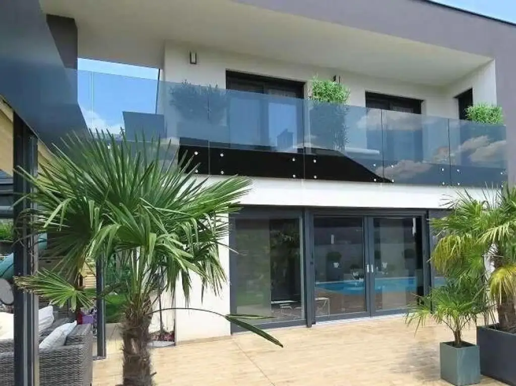 Traumhaft LUXURIÖS AUSGESSTATTETES SMART EFH in Leopoldsdorf: Wfl. 196m², 6 Zimmer, Balkon & Terrasse! + PHOTOVOLTAIK ANLAGE mit STROMSPEICHER + beheizter POOL  + GARAGE + GRILLPLATZ +