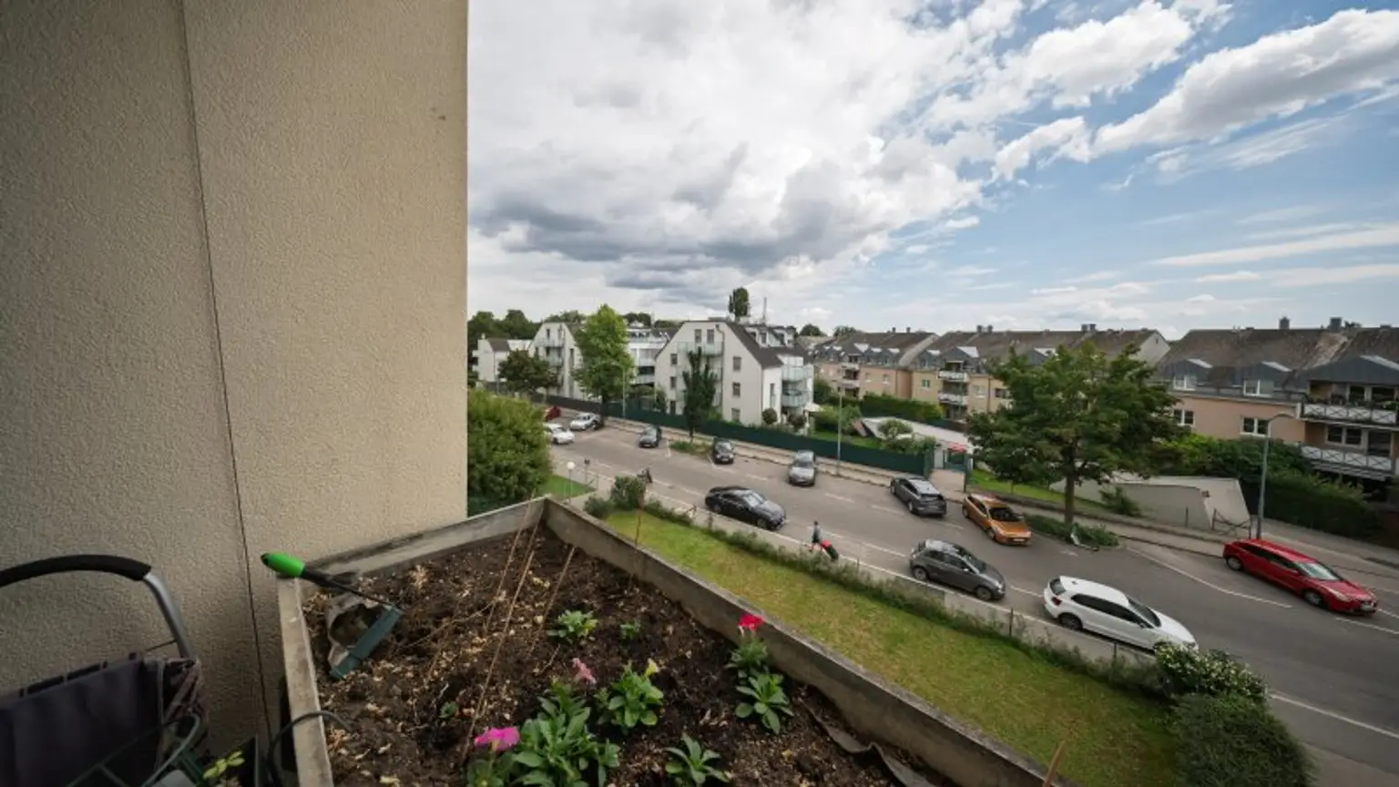 Gemütliche 2-Zimmer-Wohnung mit 2 Loggien, großer allgemeiner Garten – Ihr neues Zuhause!