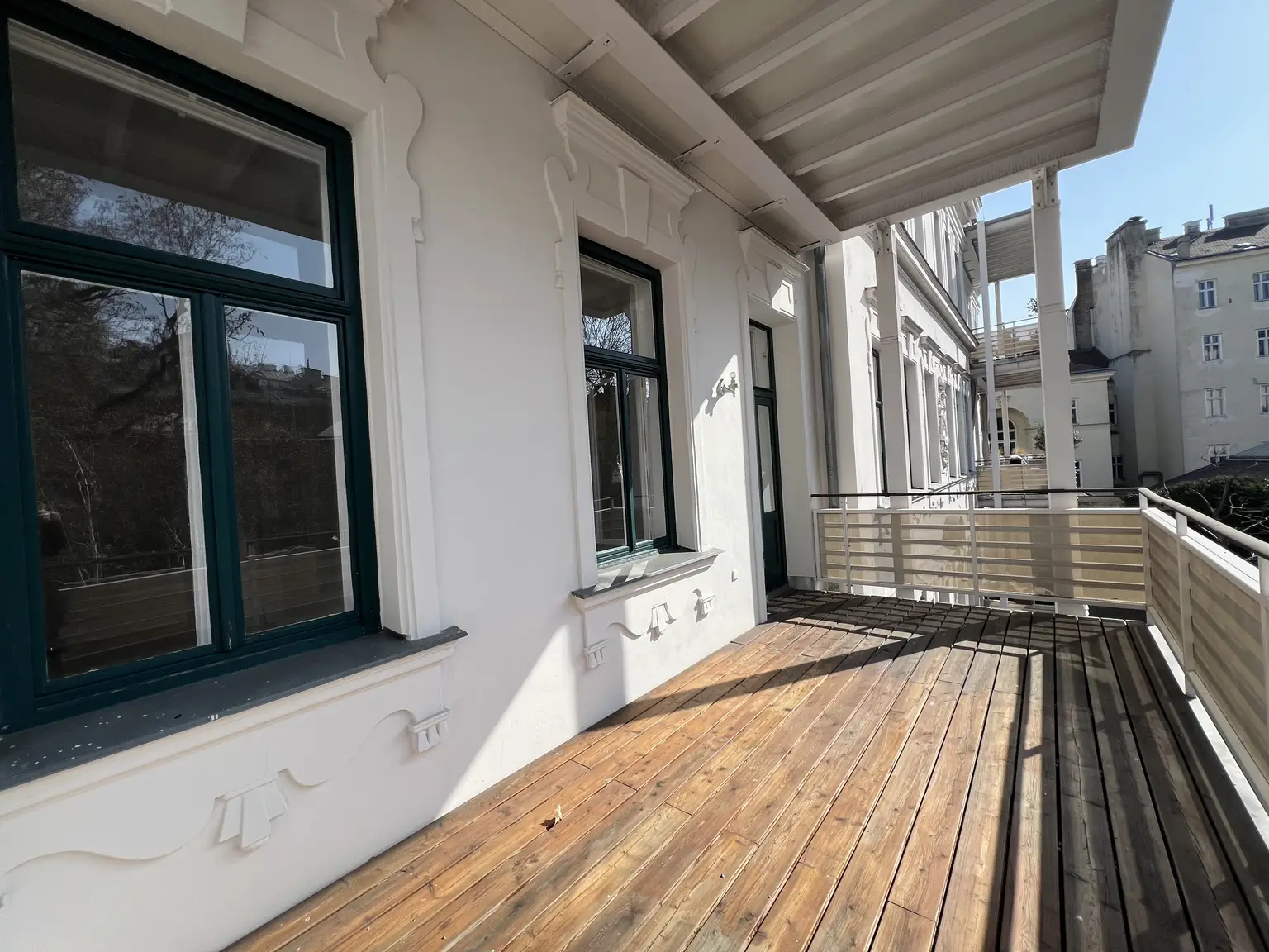 In Vorbereitung: Ansprechendes Apartment mit Terrasse und mit Blick in palais-artigen Garten / Exquisite apartment with terrace and view of the palatial garden