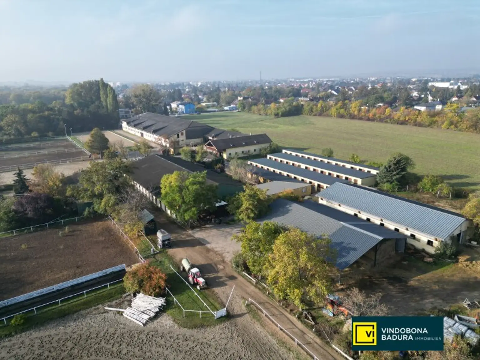 Exklusive Reitsportanlage vor den Toren Wiens – 145 Boxen | Reithallen | Reitplätze | Koppeln | Villa & Personalwohnungen