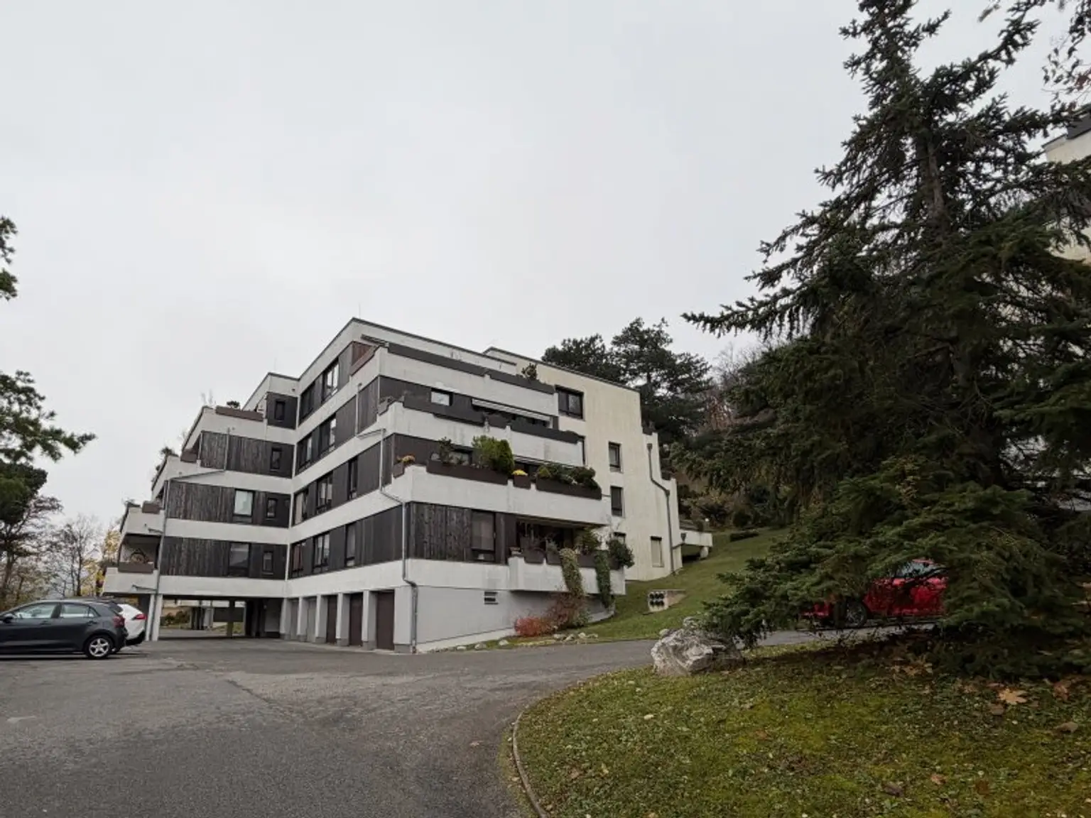 Grünruhelage! Geräumige 4 oder 5 Zimmer-Wohnung mit Loggia & Indoor-Pool