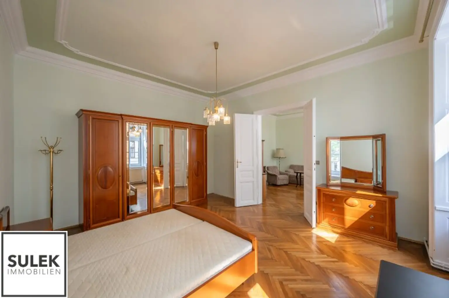 ab 1.11.2025: möblierte 2-Zimmer-Altbau-Wohnung (furnited one bedroom apartment) in zentraler & ruhiger Lage