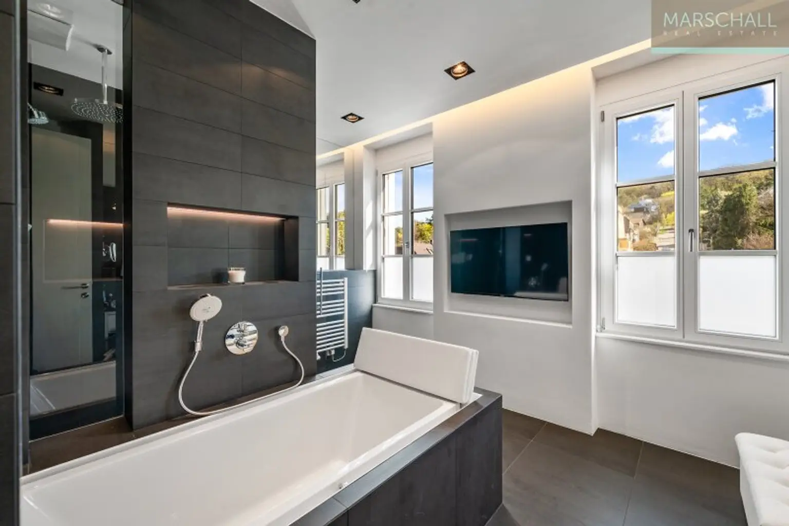 Kinderbad mit Wanne, Walk-in-Dusche und Doppelwaschtisch